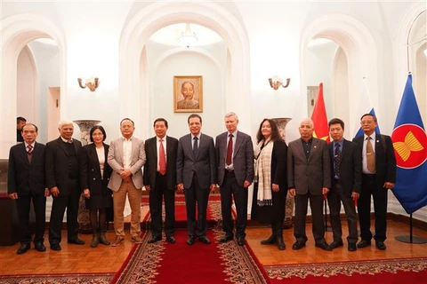 Посол Дань Минь Кхой (в центре) и делегация исследовательского Института охраны окружающей среды и общественного здоровья. (Фото: Зюи Чинь/ВИА)