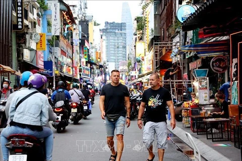 Международные туристы гуляют по улице Буй Виен, район 1, Хошимин. (Фото: Хонг Дат/ВИА)