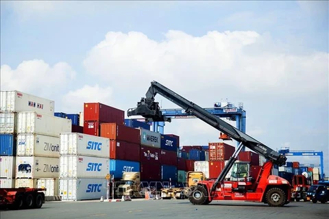Погрузка контейнеров на порту Сайгон. (Фото: ВИА)