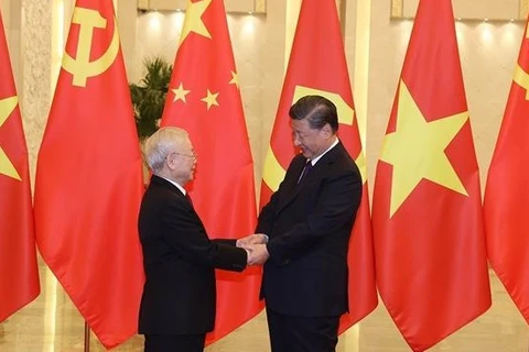 Генеральный секретарь, Председатель КНР Си Цзиньпин приветствует Генерального секретаря Нгуен Фу Чонга. (Фото: ВИА)