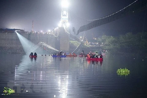 Спасатели поискали пострадавших и спасали застрявших людей на месте обрушения моста. (Фото: АФП/ВИА)