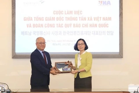 Генеральный директор ВИА Ву Вьет Чанг вручает сувениры директору KPF Ли Хи Ён и делегации. (Фото: ВИА)