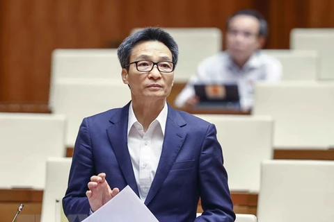 Заместитель премьер-министра Ву Дык Дам разъяснил вопросы депутатов. (Фото: Зоан Тан/ВИА)