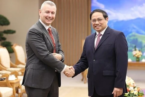 Премьер-министр Фам Минь Тьинь (справа) приветствует посла Бельгии во Вьетнаме Карла Ван Ден Босше. (Фото: ВИА)