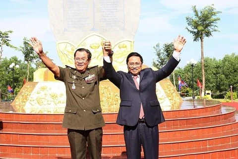 Премьер-министр Фам Минь Тьинь и премьер-министр Камбоджи Самдеч Течо Хун Сен вместе фотографируются. (Фото: ВИА)