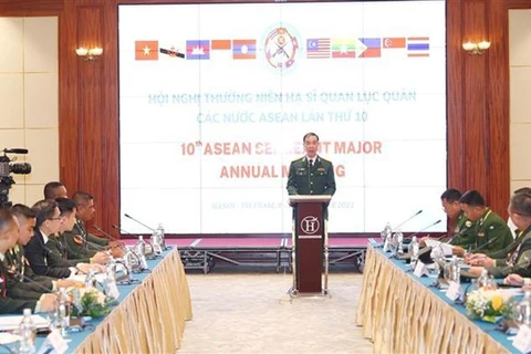Полковник Зыонг Куи Нам, директор Института международных отношений в области обороны, выступает на мероприятии (Фото: ВИА) 