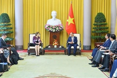 Президент государства Нгуен Суан Фук (справа) принимает губернатора штата Южная Австралия Фрэнсис Адамсон (Фото: ВИА) 