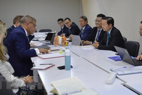 Вьетнамская делегация во главе с министром природных ресурсов и окружающей среды Чан Хонг Ха работала с председателем COP26 Алоком Шармой по вопросам энергетическому переходу Вьетнама. (Фото ВИА)