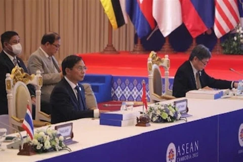 Министр иностранных дел Буй Тхань Шон принял участие в подготовительных встречах к 40-му и 41-му саммитам АСЕАН. (Фото: ВИА)