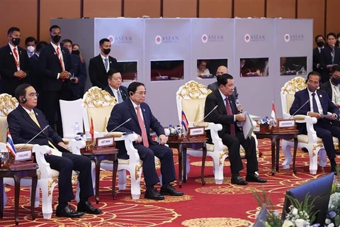 Премьер-министр Фам Минь Тьинь и главы правительств стран АСЕАН на диалоге с представителями Межпарламентской Генеральной Ассамблеи АСЕАН. (Фото: Зыонг Жанг/ВИА)
