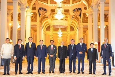 Премьер-министр Фам Минь Тьинь (4-й слева) на групповом фото с королем Камбоджи Нородомом Сихамони (6-й слева) и другими лидерами АСЕАН (Фото: ВИА) 