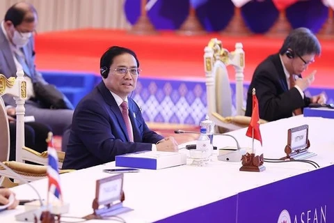 Премьер-министр Фам Минь Тьинь принял участие в пленарном заседании 40-го саммита АСЕАН. (Фото: ВИА)