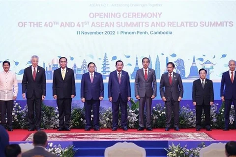 Премьер-министр Вьетнама Фам Минь Тьинь (четвертый слева), премьер-министр Камбоджи Самдеч Течо Хун Сен (в центре) и другие лидеры АСЕАН на церемонии открытия 40-го и 41-го саммитов АСЕАН в Пномпене утром 11 ноября (Фото: ВИА)