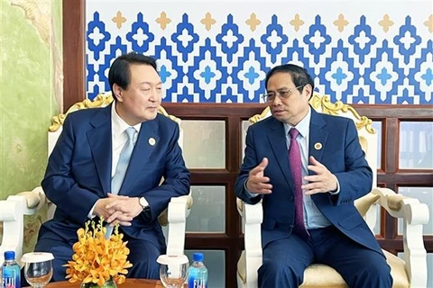 Премьер-министр Фам Минь Тьинь (справа) встречается с президентом РК Юн Сук Ёлем в Пномпене 12 ноября (Фото: ВИА)