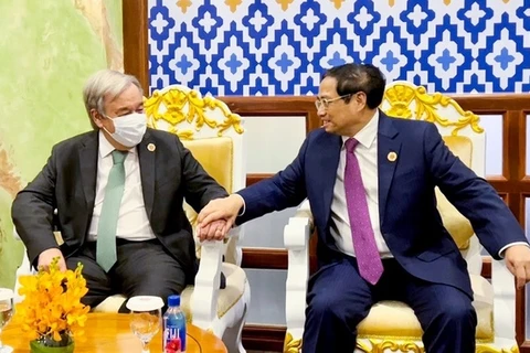 Премьер-министр Фам Минь Тьинь (справа) встречается с Генеральным секретарем ООН Антониу Гутерришем. (Фото: baochinhphu.vn)