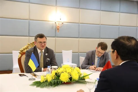 Министр иностранных дел Украины Дмитрий Кулеба беседует с министром иностранных дел Буй Тхань Шоном. (Фото: Нгуен Хунг, корреспондент ВИА в Камбодже)