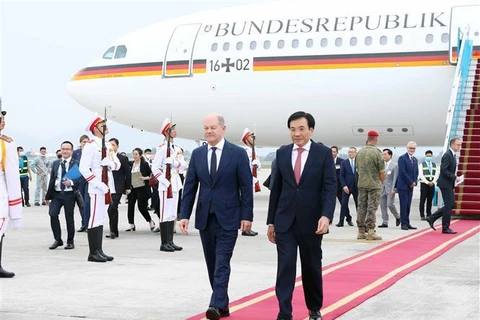 Церемония встречи канцлера Германии Олафа Шольца в международном аэропорту Нойбай (Ханой). (Фото: Фам Киен/ВИА)