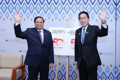 Встреча премьер-министра Фам Минь Тьинь с премьер-министром Японии Кисида Фумио. (Фото: Зыонг Жанг/ВИА)
