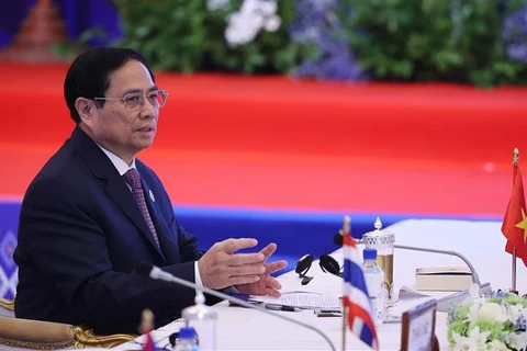 Премьер-министр Фам Минь Тьинь выступает на 17-м саммите АСЕАН-Восточная Азия (EAS). (Фото: Зыонг Жанг/ВИА)