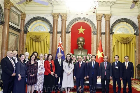 Президент Нгуен Суан Фук с премьер-министром Новой Зеландии Джасиндой Ардерн и делегатами. (Фото: ВИА)