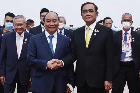 Премьер-министр Таиланда Прают Чан-Оча приветствует президента Нгуен Суан Фука в аэропорту Королевских ВВС Таиланда. (Фото: ВИА)