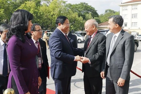 Премьер-министр Фам Минь Тьинь (в центре) приветствует действующих и бывших чиновников здравоохранения в Ханойском медицинском университете 16 ноября. (Фото: ВИА)