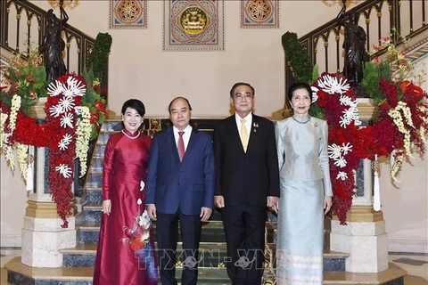 Премьер-министр Королевства Таиланд Прают Чан-Оча, президент Нгуен Суан Фук и его супруга. (Фото: ВИА) 