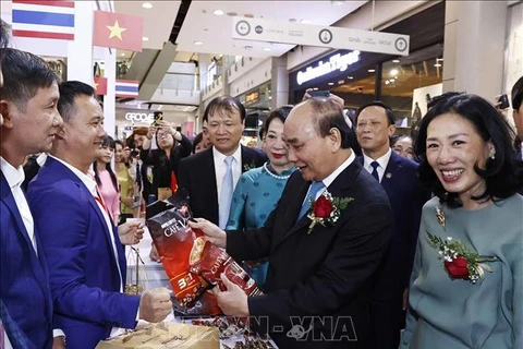 Президент Нгуен Суан Фук посещает вьетнамские стенды. (Фото: ВИА)