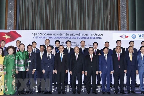 Президент штата Нгуен Суан Фук с представителями предприятий Вьетнама и Таиланда. (Фото: ВИА)