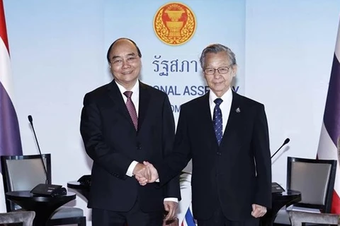 Председатель Национального собрания Таиланда Чуан Ликпай (справа) приветствует президента Нгуен Суан Фука (Фото: ВИА) 