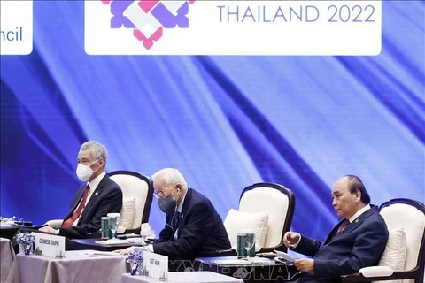 Президент Нгуен Суан Фук принял участие в пленарном заседании Диалога между лидерами АТЭС и ДКС. (Фото: ВИА)