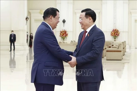 Председатель Национального собрания Выонг Динь Хюэ (справа) и премьер-министр Камбоджи Самдеч Течо Хун Сен 20 ноября. (Фото: ВИА)