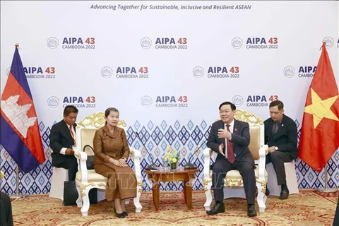 Председатель НС Выонг Динь Хюэ (справа) и заместитель премьер-министра Камбоджи Мэн Сам Ан. (Фото: ВИА)