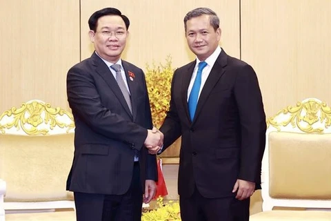 Председатель Национального собрания Выонг Динь Хюэ принял заместителя главнокомандующего Королевской армией генерала Хун Мане. (Фото: ВИА)