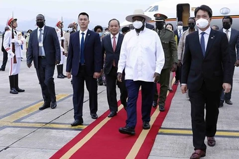 Президент Йовери Кагута Мусевени и высокопоставленная делегация Республики Уганда прибыли в Ханой днем ​​23 ноября. (Фото: ВИА)