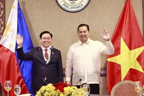 Председатель Национального собрания Выонг Динь Хюэ (слева) и спикер Палаты представителей Филиппин Мартин Ромуальдес в Маниле 23 ноября. (Фото: ВИА)