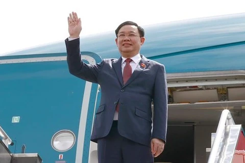 Председатель Национального собрания Выонг Динь Хюэ прибывает на военный аэродром Вилламор в Маниле. (Фото: ВИА)