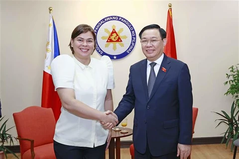 Председатель Национального собрания Выонг Динь Хюэ встретился с вице-президентом Филиппин Сарой Дутерте. (Фото: Зоан Тан/ВИА)