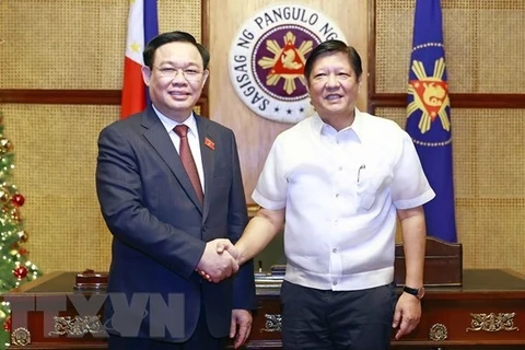 Председатель Национального собранияи Выонг Динь Хюэ встретился с президентом Филиппин Фердинандом Ромуальдесом Маркосом-младшим. (Фото: ВИА)