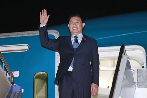 Председатель НС Выонг Динь Хюэ прибыл в военный аэропорт Фэйрбэрн в Канберре. (Фото: ВИА) 