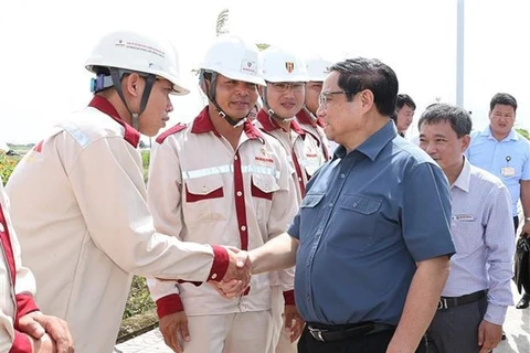 Премьер-министр Фам Минь Тьинь посещает ключевые инфраструктурные проекты в провинции Бакльеу. (Фото: ВИА)