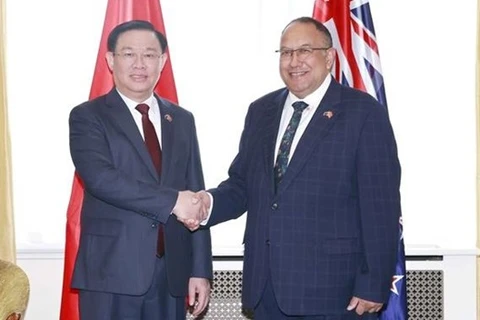 Председатель НС Выонг Динь Хюэ и спикер Палаты представителей Новой Зеландии Адриан Рураве (Фото: ВИА)