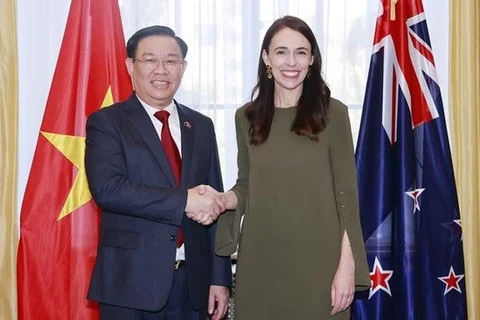 Председатель НС Выонг Динь Хюэ (слева) встречается с премьер-министром Новой Зеландии Джасиндой Ардерн в Веллингтоне 6 декабря (Фото: ВИА)