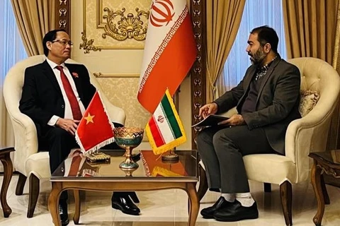 Заместитель председателя НС Чан Куанг Фыонг принимает доктора Мортазави, губернатора провинции Исфахан.(Фото: ВИА)