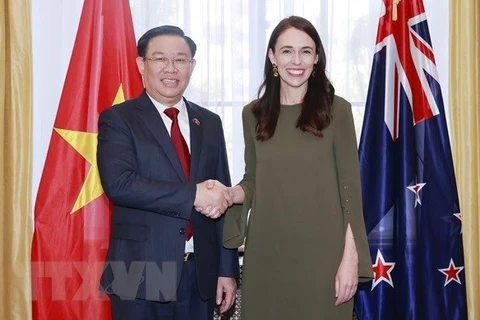 Председатель НС Выонг Динь Хюэ (слева) и премьер-министр Новой Зеландии Джасинда Ардерн (фото: ВИА)