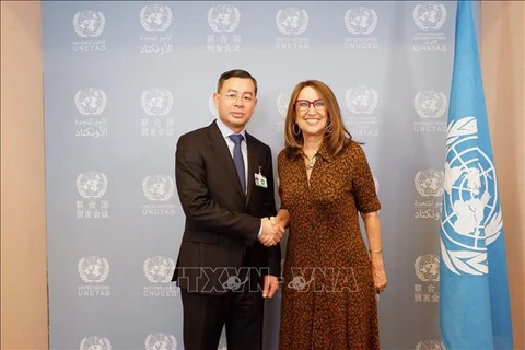 Государственный генеральный аудитор Нго Ван Туан и Генеральный секретарь ЮНКТАД Ребека Гринспан. (Фото: ВИА)