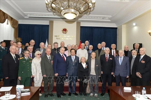 Посол Вьетнама в России Данг Минь Кхой (шестой слева в первом ряду) делает групповое фото с российскими экспертами, работавшими во Вьетнаме. (Фото: ВИА) 
