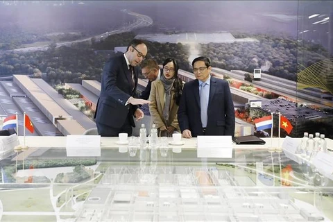 Премьер-министр Фам Минь Тьинь слушает представление Парка высоких технологий Brainport. (Фото: ВИА)