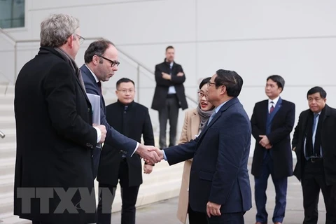 Премьер-министр Фам Минь Тьинь (справа) встречается с вице-губернатором провинции Северный Брабант Мартином ван Груйтуйсеном 11 декабря. (Фото: ВИА) 