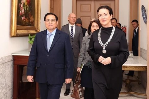 Премьер-министр Фам Минь Тьинь (слева) и мэр Амстердама Фемке Халсема (Фото: ВИА) 